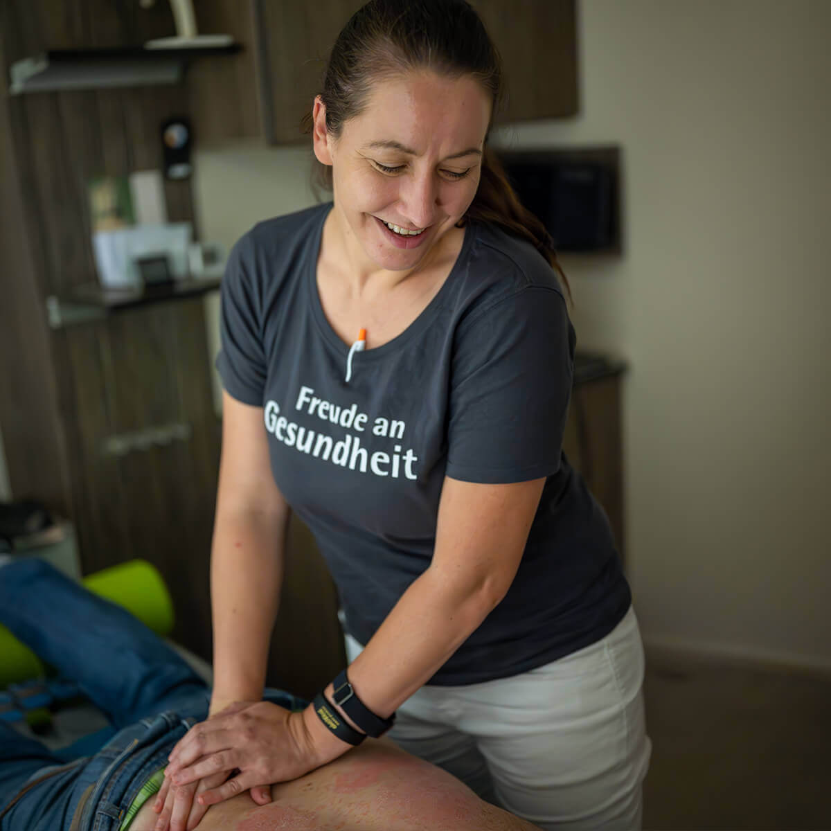 Physiotherapeutin bei der Massage