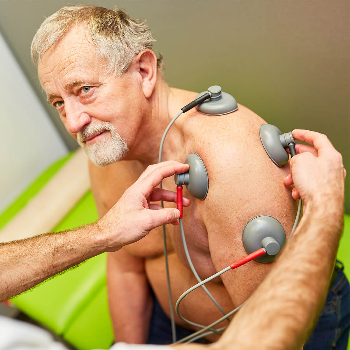 Physiotherapie Patient bei der Strombehandlung