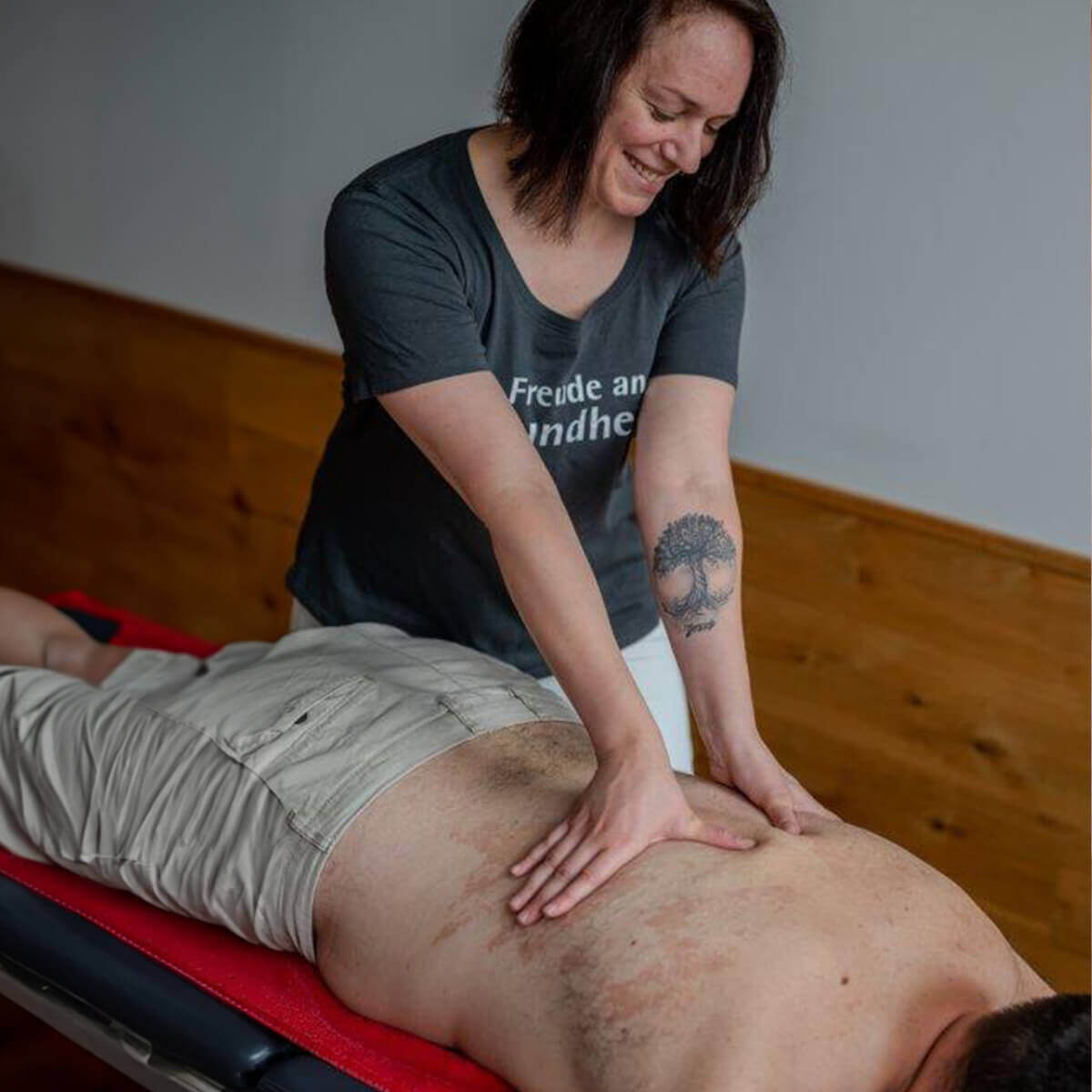 Wärmebehandlung mit Schlammpackung bei der Physiotherapie in Dessau